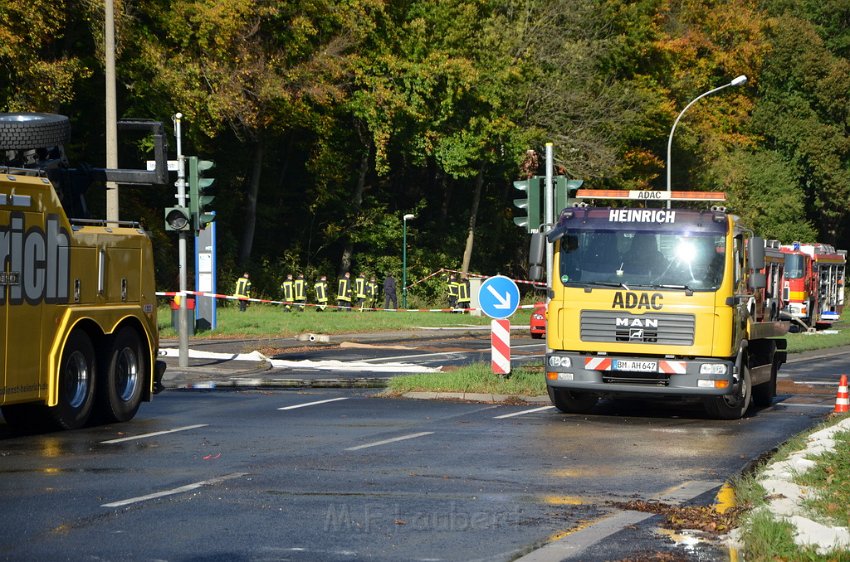 VU Tanklastzug umgestuerzt Huerth Industriestr P453.JPG